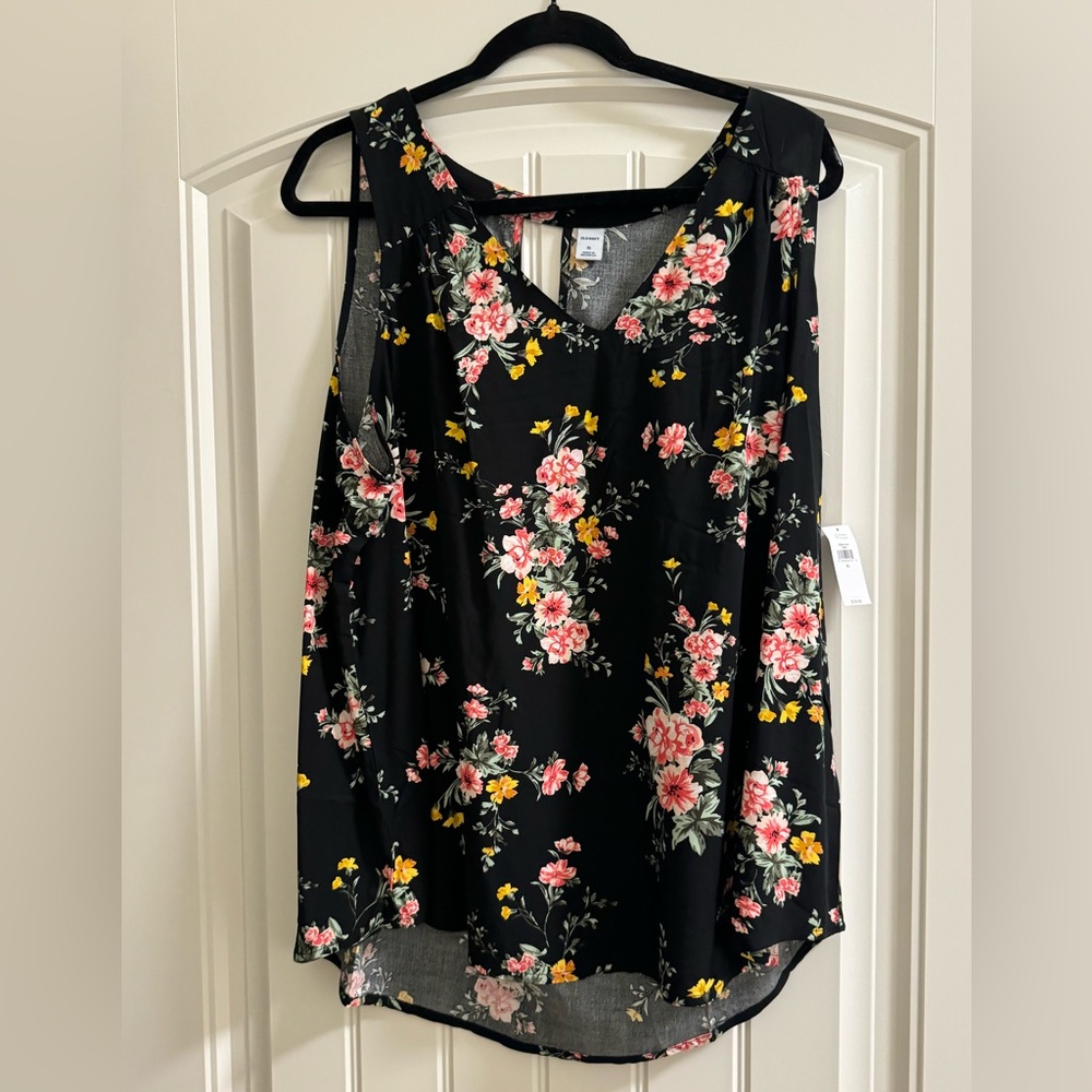 BNWT Old Navy Keyhole Floral Sleeveless Blouse